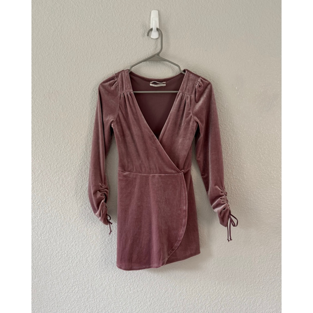 Urban Outfitters Pink Velvet Wrap Romper Soft Girl Ruched Sleeve Mini XS EUC - Picture 4 of 9